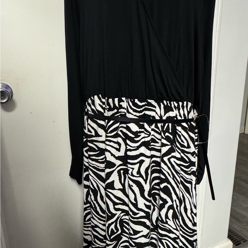 Elegant Zebra Print Maxi Dress - Picture 3 of 7